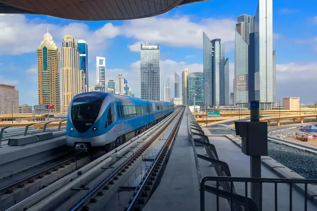 Dubai Metro Timings Today – Red & Green Line (2025 Updated) 1 Dubai Metro timings train arriving at station – RTA public transport 2025